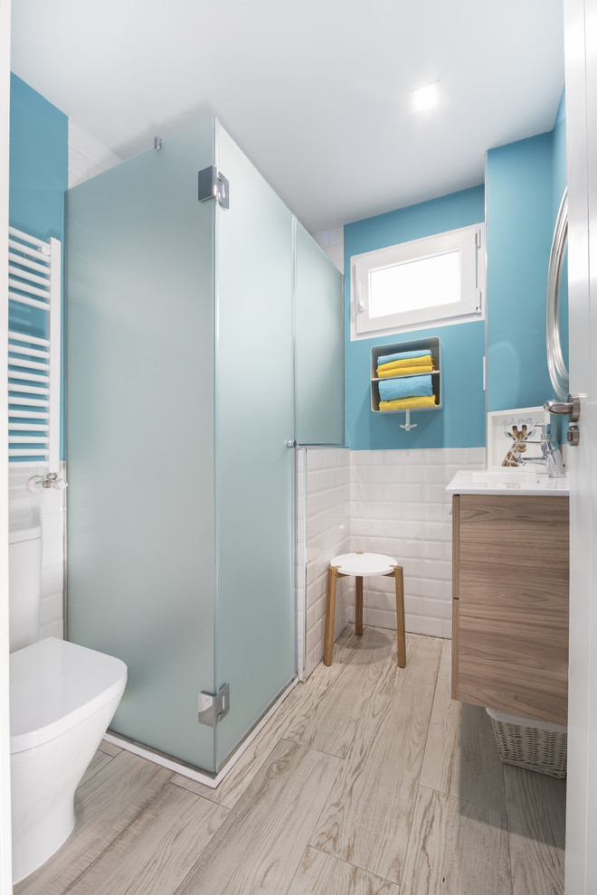 Idee per una stanza da bagno nordica di medie dimensioni con pareti blu
