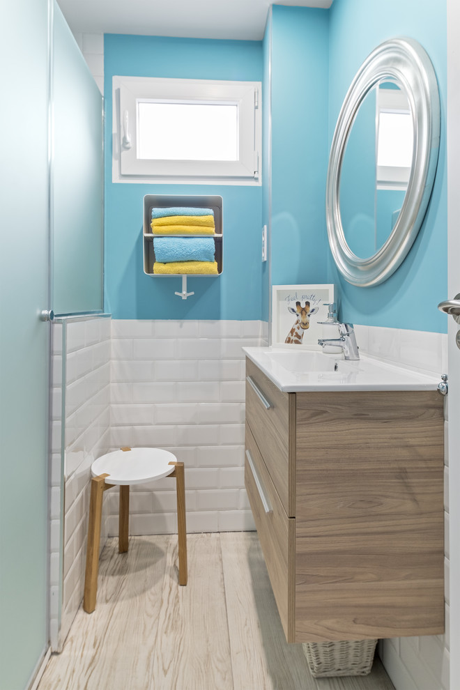 Immagine di una stanza da bagno nordica con pareti blu
