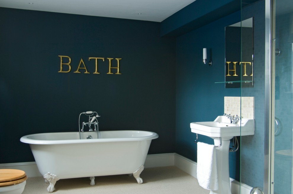 Пример оригинального дизайна: главная ванная комната среднего размера в стиле неоклассика (современная классика) с ванной на ножках, душем над ванной, синими стенами и раковиной с пьедесталом