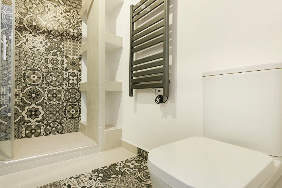 Diseño de cuarto de baño principal y flotante romántico pequeño con suelo de baldosas de cerámica, lavabo sobreencimera, suelo multicolor, ducha con puerta corredera y vigas vistas