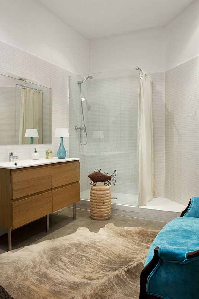 Idéer för mellanstora funkis badrum med dusch, med skåp i mellenmörkt trä, en hörndusch, vit kakel, porslinskakel, vita väggar, betonggolv, ett integrerad handfat och släta luckor