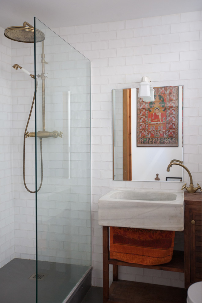 Ejemplo de cuarto de baño clásico renovado de tamaño medio con armarios abiertos, puertas de armario de madera oscura, ducha esquinera, paredes blancas, aseo y ducha y lavabo encastrado