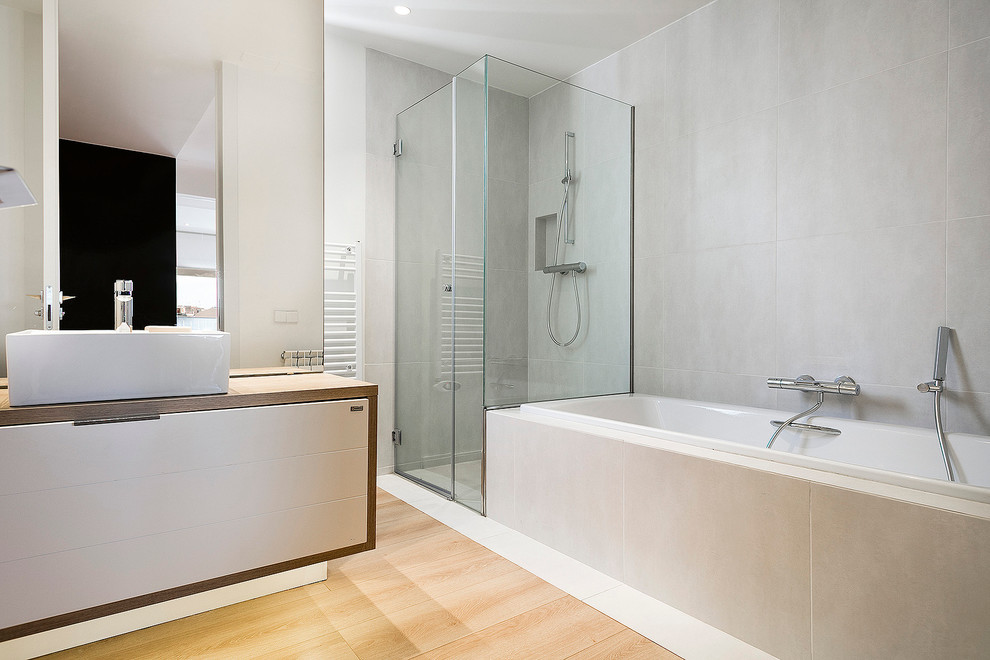 Foto de cuarto de baño moderno con bañera empotrada y combinación de ducha y bañera