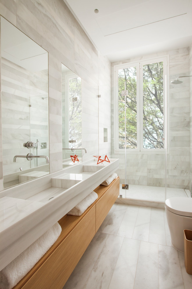 Свежая идея для дизайна: маленькая детская ванная комната в стиле модернизм с серой плиткой, серыми стенами, мраморным полом, душем в нише и раковиной с несколькими смесителями для на участке и в саду - отличное фото интерьера