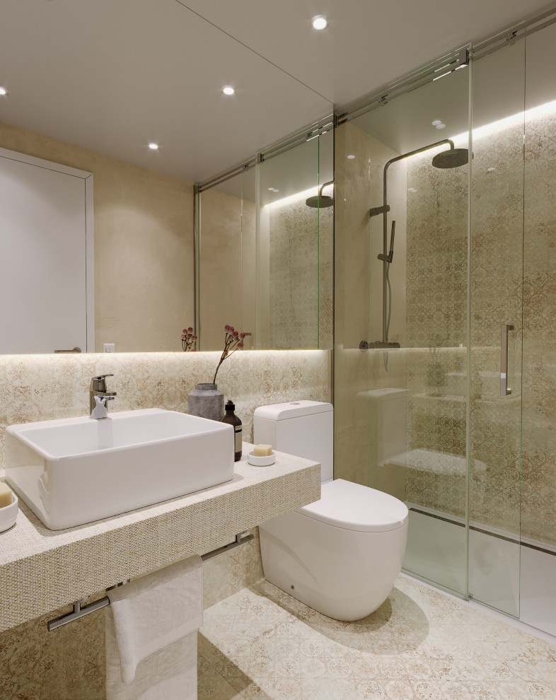 Idéer för mellanstora funkis beige badrum med dusch, med beige skåp, en dusch i en alkov, en toalettstol med hel cisternkåpa, ett fristående handfat, beiget golv och dusch med skjutdörr