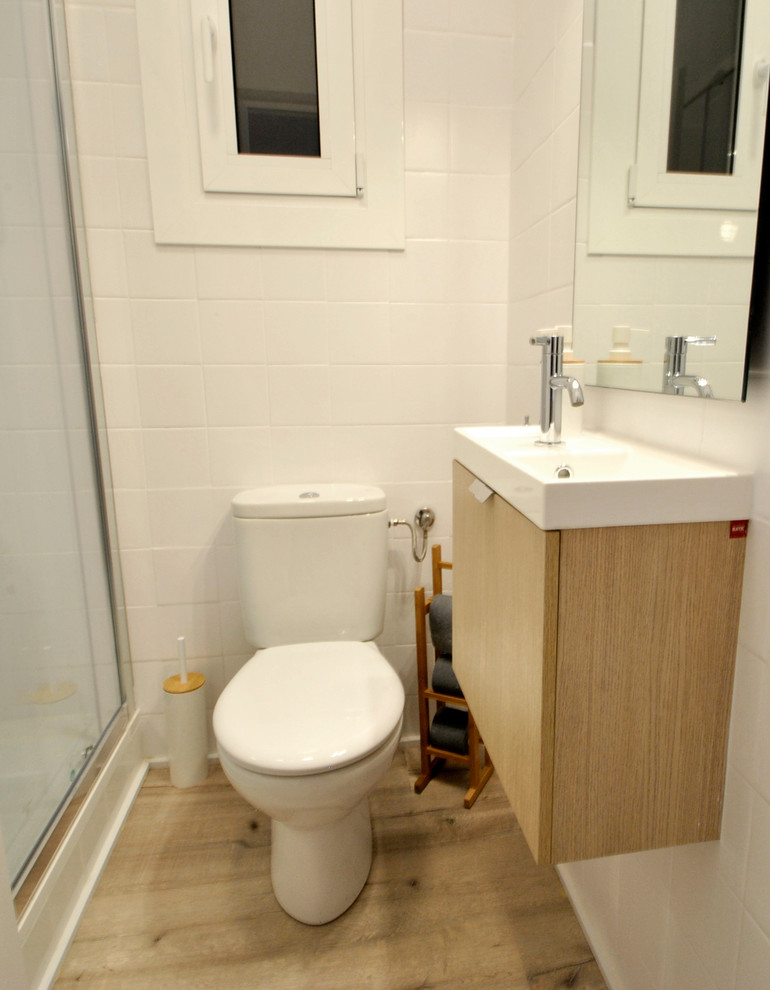 Klassisk inredning av ett litet badrum med dusch, med möbel-liknande, skåp i mellenmörkt trä, en hörndusch, vita väggar, mellanmörkt trägolv och ett integrerad handfat