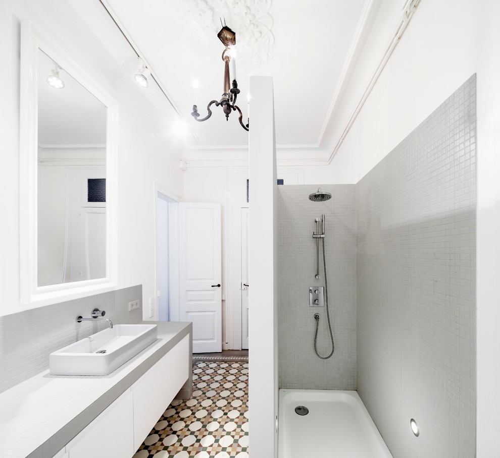 Idee per una piccola stanza da bagno con doccia minimal con lavabo a bacinella, ante lisce, ante bianche, piastrelle grigie, pareti bianche, doccia alcova, piastrelle in ceramica, pavimento con piastrelle in ceramica e top in superficie solida