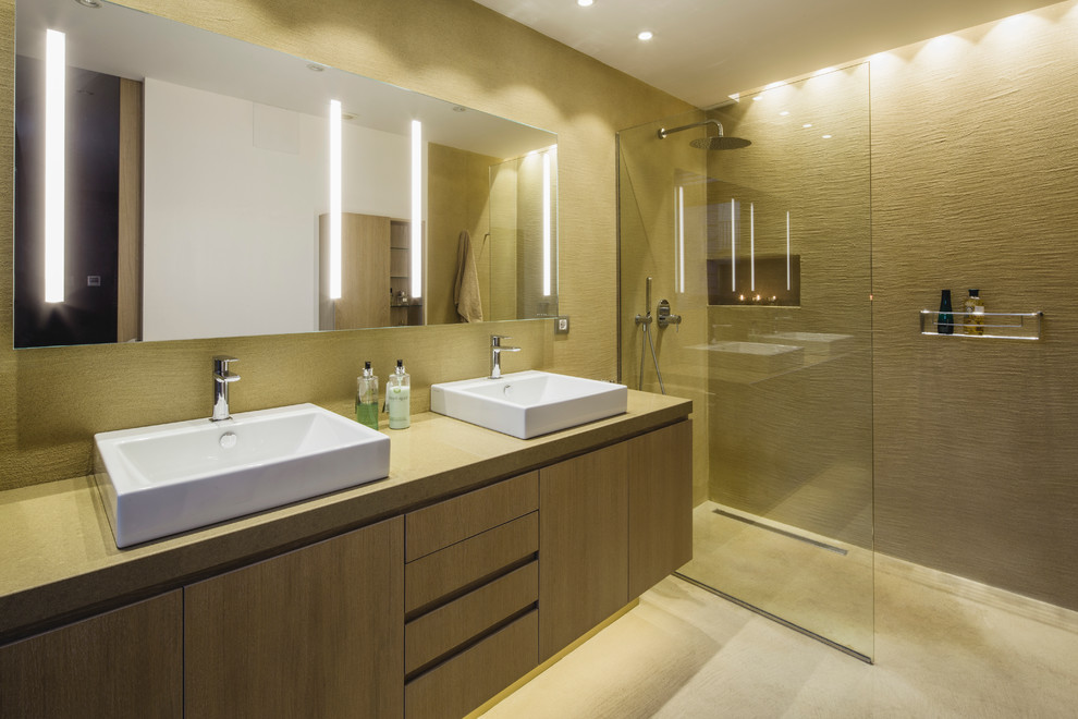 Imagen de cuarto de baño tradicional renovado de tamaño medio con ducha a ras de suelo, paredes beige, suelo de mármol y lavabo sobreencimera
