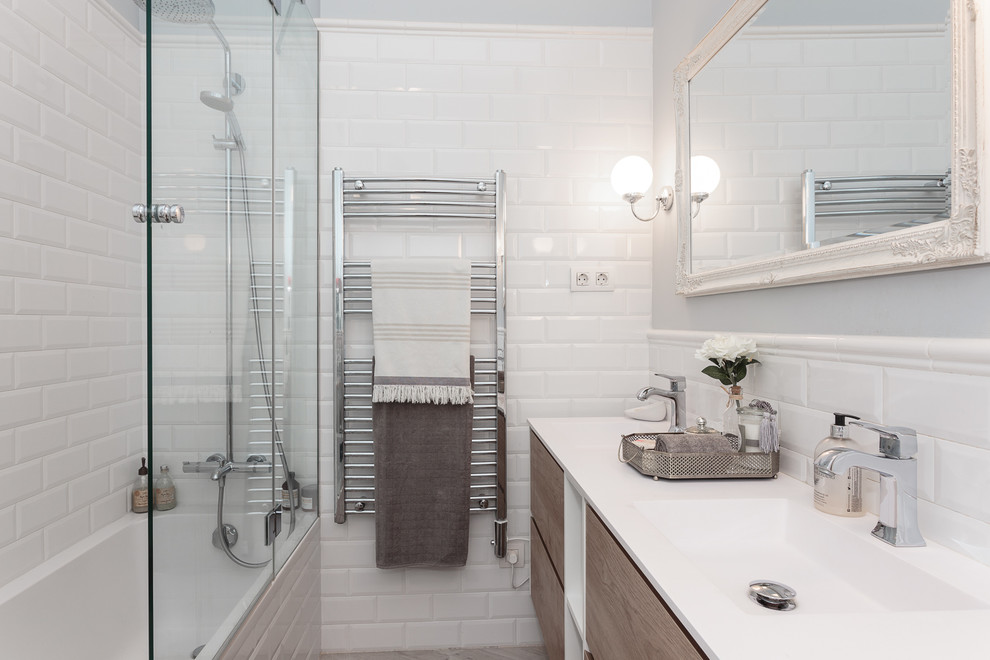 Стильный дизайн: маленькая главная ванная комната в стиле неоклассика (современная классика) с душем над ванной, белой плиткой, плиткой кабанчик, белыми стенами и монолитной раковиной для на участке и в саду - последний тренд