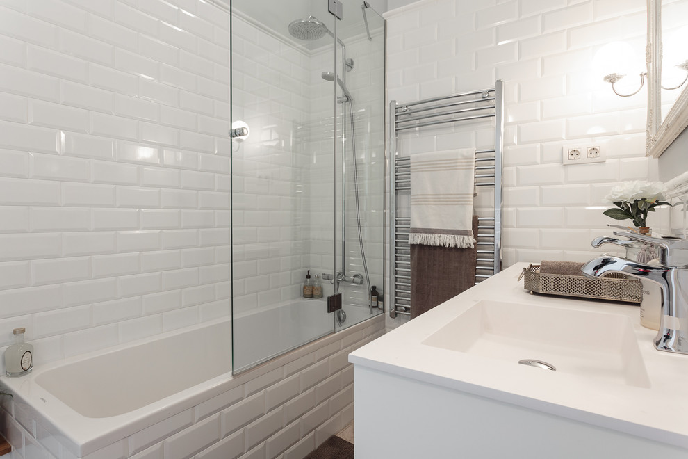 Imagen de cuarto de baño principal clásico renovado pequeño con bañera empotrada, combinación de ducha y bañera, baldosas y/o azulejos blancos, baldosas y/o azulejos de cemento, paredes blancas y lavabo integrado