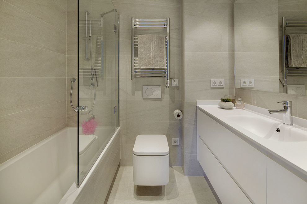 Bild på ett mellanstort funkis en-suite badrum, med släta luckor, vita skåp, ett badkar i en alkov, en dusch/badkar-kombination, en vägghängd toalettstol, klinkergolv i keramik och ett integrerad handfat
