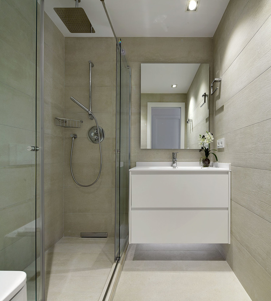 Ispirazione per una stanza da bagno con doccia design di medie dimensioni con ante lisce, ante bianche, doccia alcova, WC sospeso e lavabo integrato