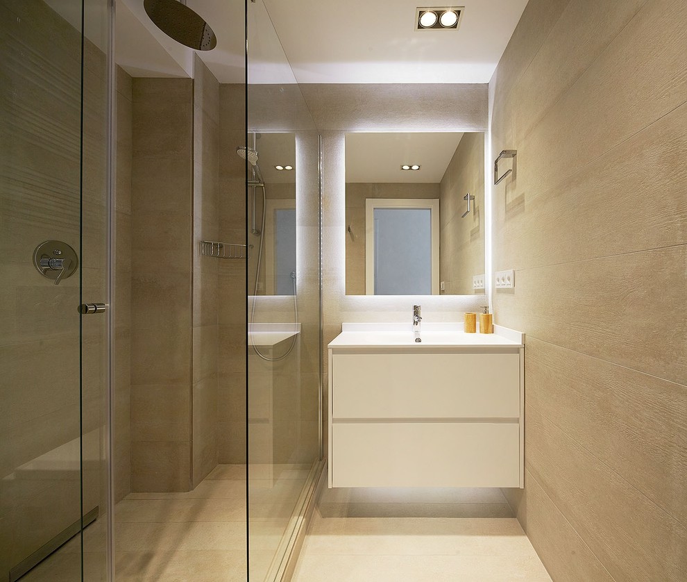 Inspiration för små medelhavsstil badrum med dusch, med släta luckor, vita skåp och en hörndusch