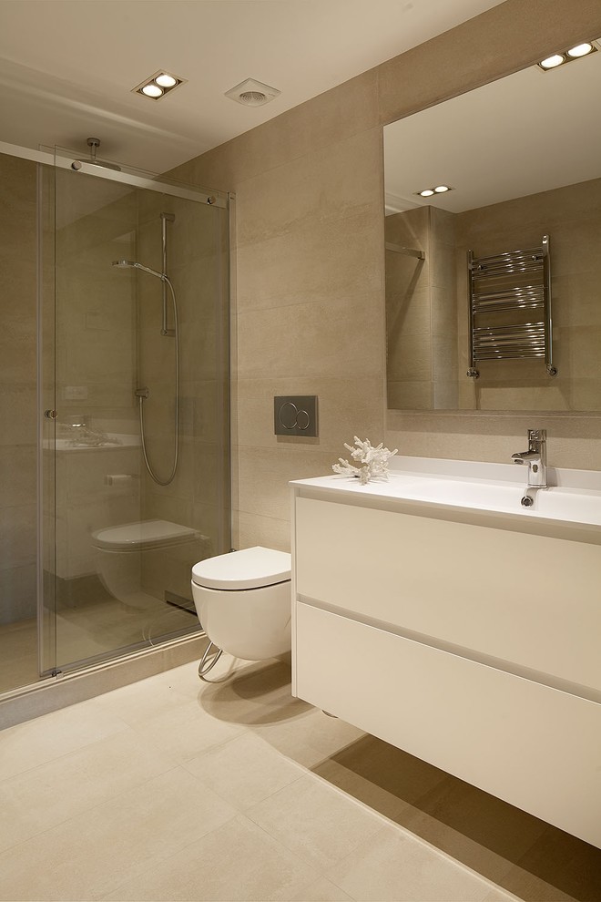 Exempel på ett mellanstort medelhavsstil badrum med dusch, med släta luckor, vita skåp, en hörndusch och ett integrerad handfat