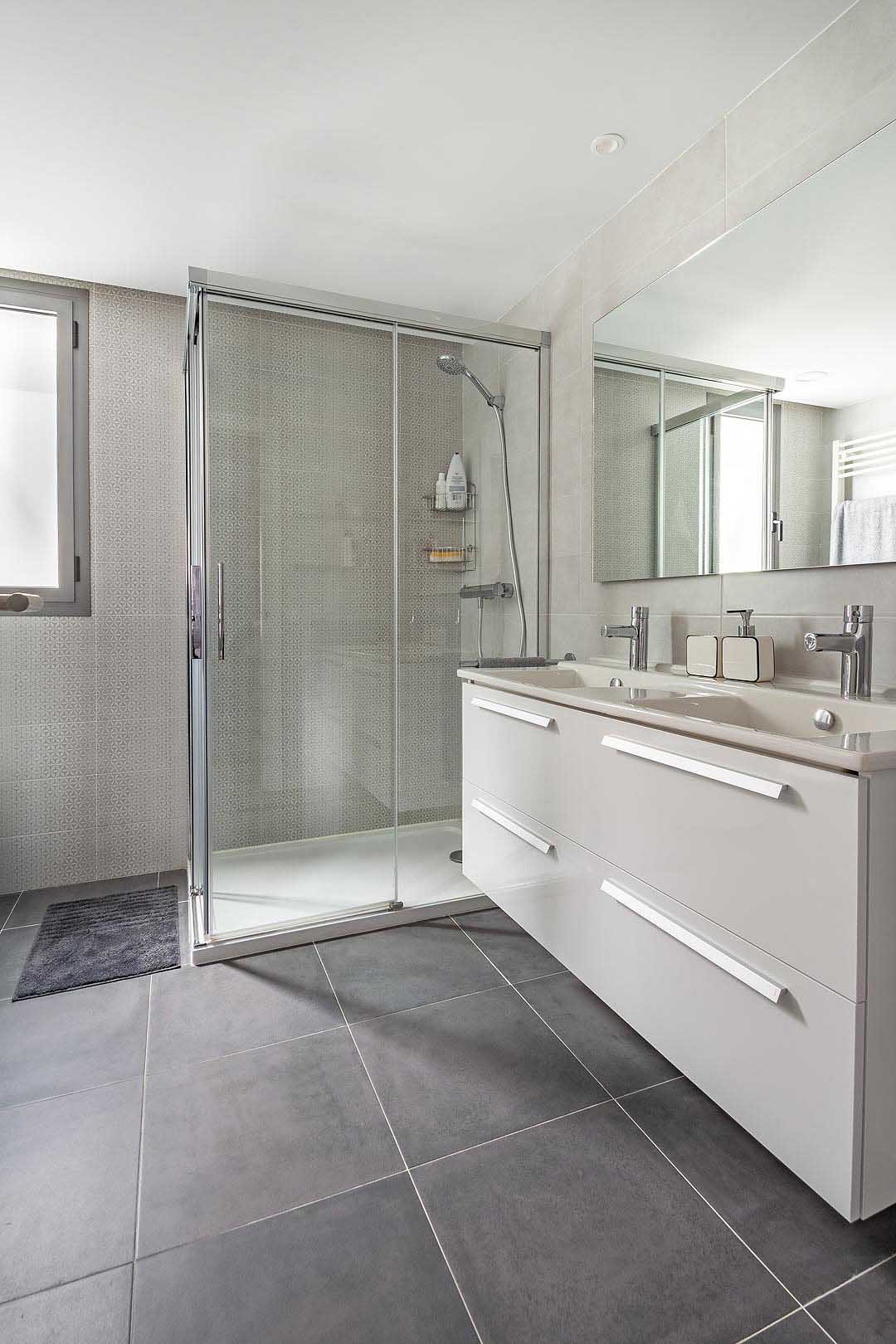 Fotos de baños | Diseños de baños con baldosas y/o azulejos grises y suelo  de baldosas de porcelana - Noviembre 2022 | Houzz ES
