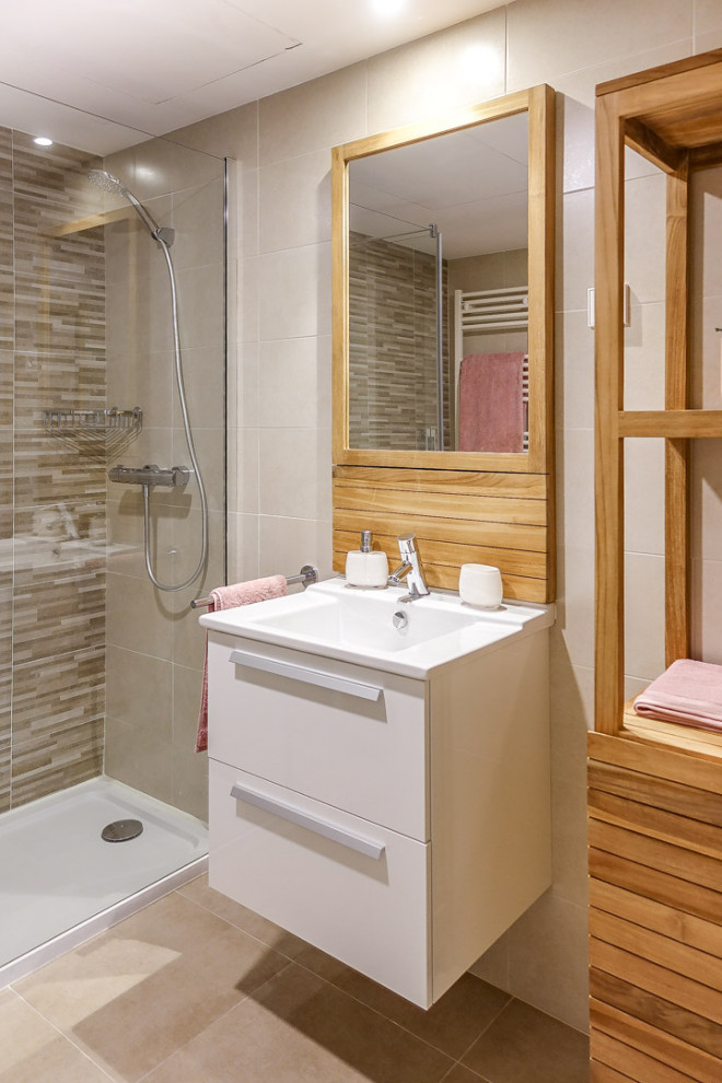 Modern inredning av ett mellanstort vit vitt badrum med dusch, med släta luckor, vita skåp, en dusch i en alkov, beige kakel, stickkakel, beige väggar, klinkergolv i porslin, ett integrerad handfat, beiget golv och dusch med gångjärnsdörr