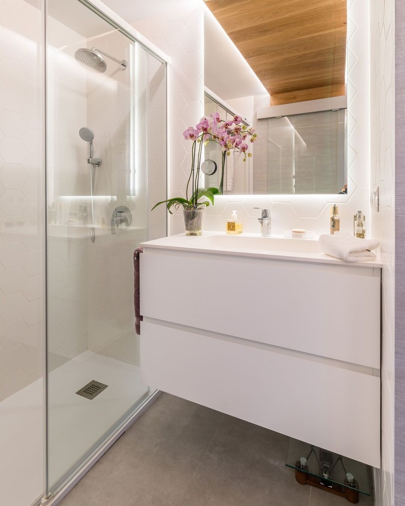 Inspiration för ett litet funkis en-suite badrum, med en kantlös dusch, vit kakel, keramikplattor, vita väggar, klinkergolv i keramik, ett nedsänkt handfat, grått golv och dusch med skjutdörr