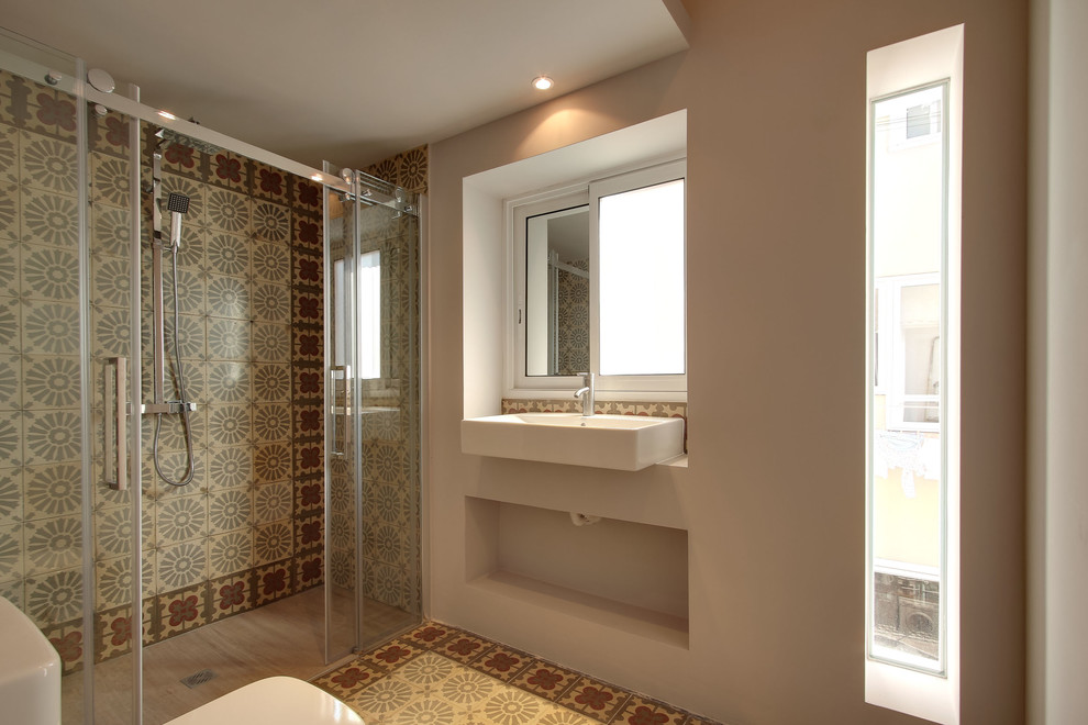 Mittelgroßes Nordisches Duschbad mit Duschnische, Wandtoilette mit Spülkasten und Aufsatzwaschbecken in Sonstige