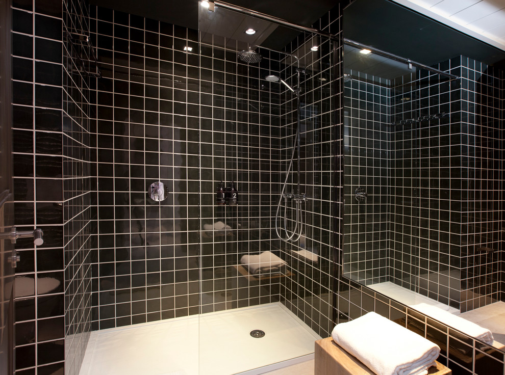Idéer för mellanstora industriella badrum med dusch, med svart kakel, svarta väggar, en dusch i en alkov och keramikplattor