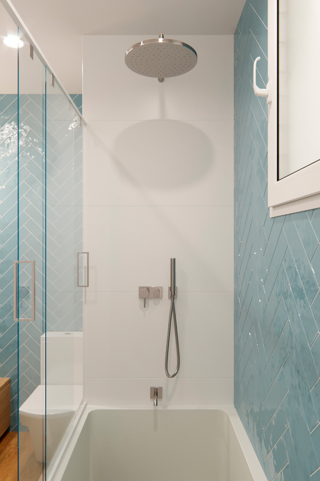 Idee per una piccola stanza da bagno padronale nordica con consolle stile comò, ante in legno chiaro, vasca da incasso, piastrelle blu, piastrelle in ceramica, pareti bianche, top in legno e porta doccia scorrevole