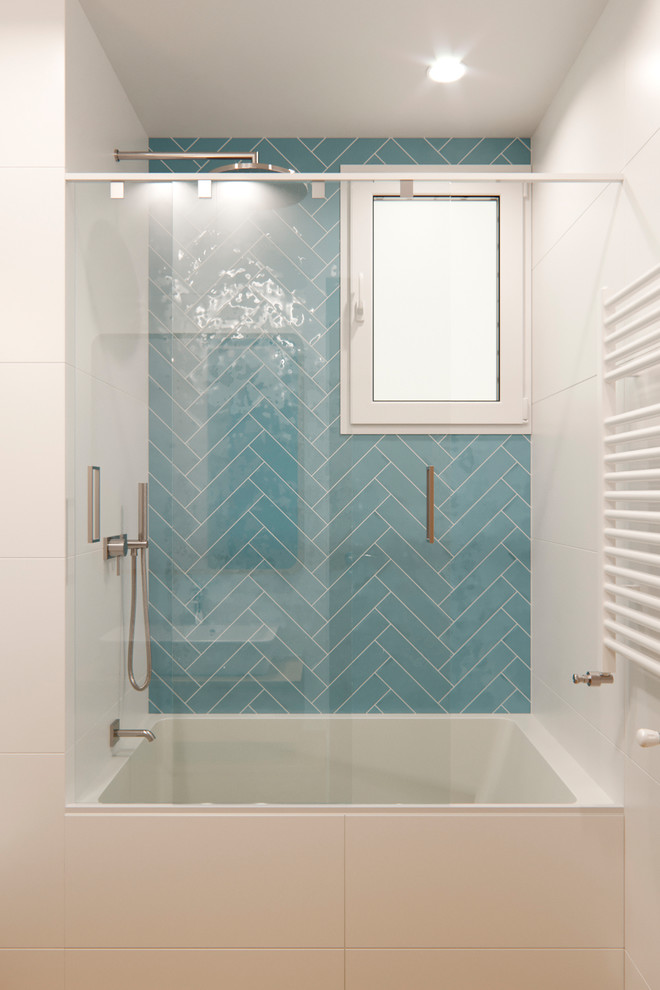 Aménagement d'une petite salle de bain principale scandinave en bois clair avec un placard en trompe-l'oeil, une baignoire posée, un carrelage bleu, des carreaux de céramique, un mur blanc, un plan de toilette en bois et une cabine de douche à porte coulissante.
