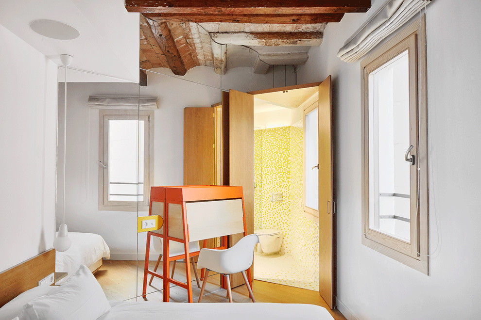 Пример оригинального дизайна: маленькая ванная комната в стиле неоклассика (современная классика) с белой плиткой, плиткой мозаикой, желтыми стенами, полом из мозаичной плитки и белым полом для на участке и в саду