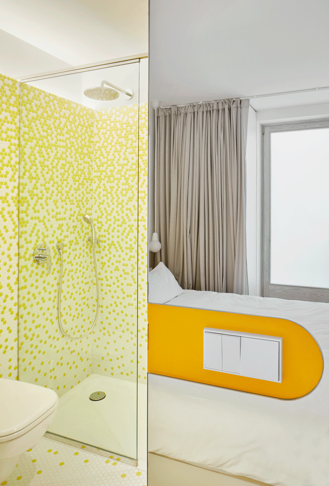 Réalisation d'une petite salle de bain tradition avec un carrelage blanc, mosaïque, un mur jaune, un sol en carrelage de terre cuite et un sol blanc.
