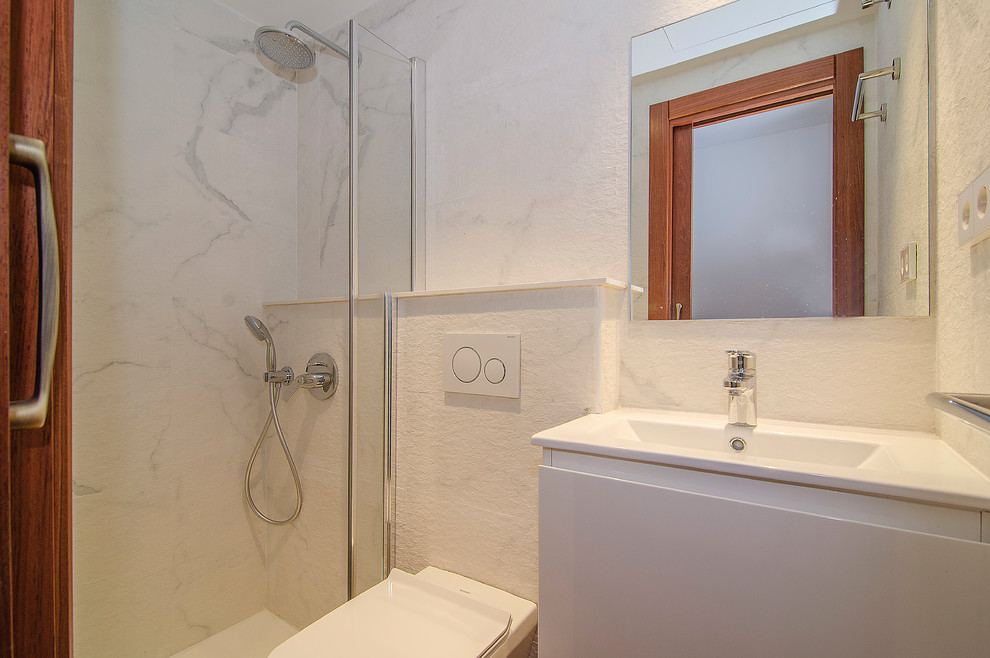 Idéer för att renovera ett litet funkis badrum med dusch, med en kantlös dusch, vit kakel, porslinskakel, vita väggar, mörkt trägolv, ett fristående handfat, brunt golv och dusch med gångjärnsdörr