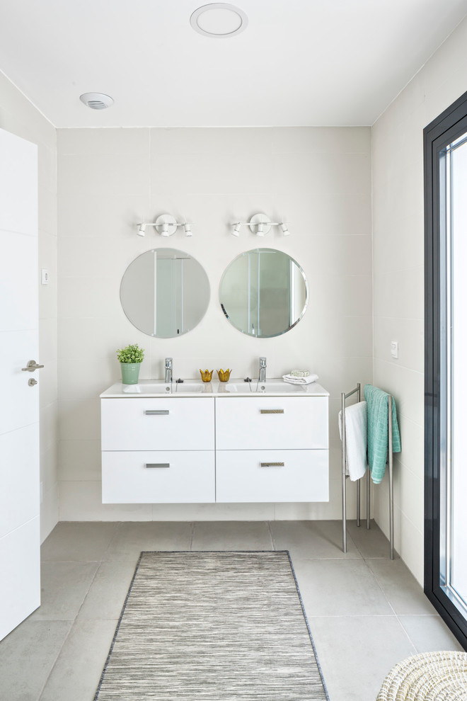 Foto de cuarto de baño costero grande con ducha doble, paredes blancas y suelo de baldosas de porcelana