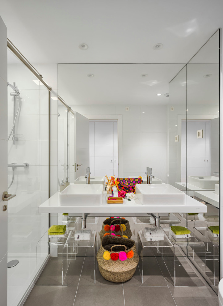 Стильный дизайн: главная ванная комната среднего размера в стиле фьюжн с открытыми фасадами, белыми фасадами, душем без бортиков, белой плиткой, керамогранитной плиткой, белыми стенами, полом из керамогранита и подвесной раковиной - последний тренд