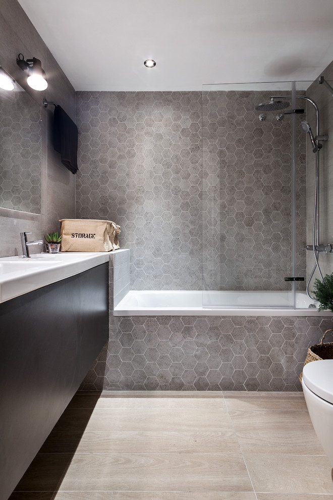 Modern inredning av ett mellanstort en-suite badrum, med släta luckor, ett badkar i en alkov, en dusch/badkar-kombination och ett integrerad handfat