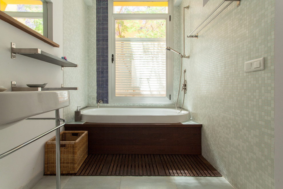 Идея дизайна: главная ванная комната среднего размера в стиле неоклассика (современная классика) с ванной в нише, душем над ванной, синей плиткой, белыми стенами, открытыми фасадами, керамической плиткой, темным паркетным полом и консольной раковиной