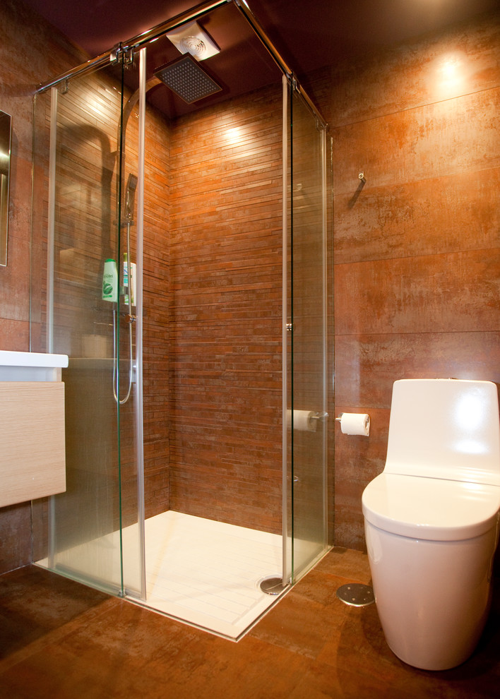 Ispirazione per una stanza da bagno con doccia design di medie dimensioni con ante lisce, ante in legno chiaro, doccia ad angolo, WC a due pezzi, pareti marroni e lavabo rettangolare