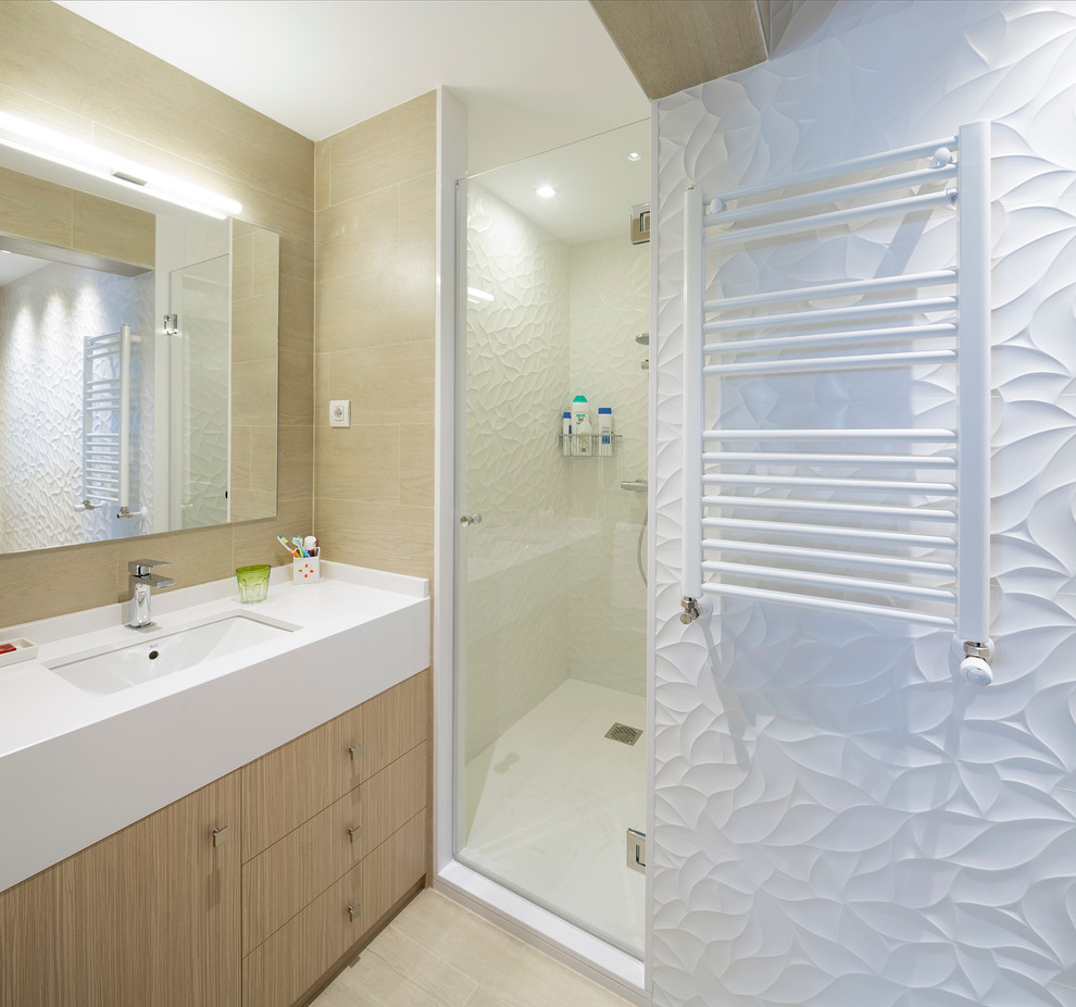 Ispirazione per una stanza da bagno padronale chic di medie dimensioni con ante lisce, ante in legno scuro, doccia alcova, WC a due pezzi e lavabo integrato