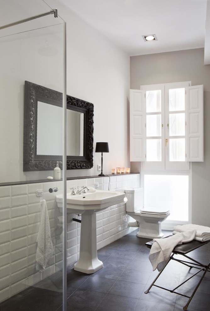 Идея дизайна: ванная комната среднего размера в классическом стиле с раковиной с пьедесталом, раздельным унитазом, белой плиткой, разноцветными стенами, душевой кабиной, плиткой кабанчик и полом из керамической плитки