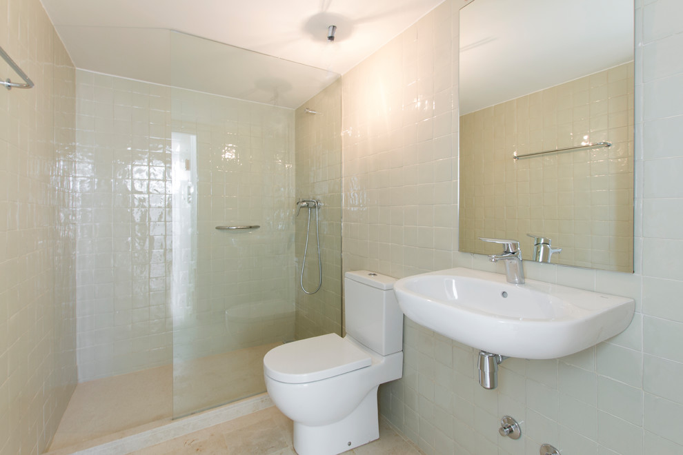 Modelo de cuarto de baño contemporáneo grande con espejo con luz