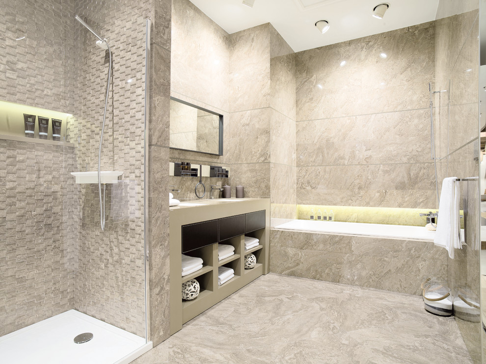 Esempio di una stanza da bagno padronale contemporanea di medie dimensioni con doccia alcova, lastra di pietra, lavabo sottopiano, top in superficie solida e vasca da incasso