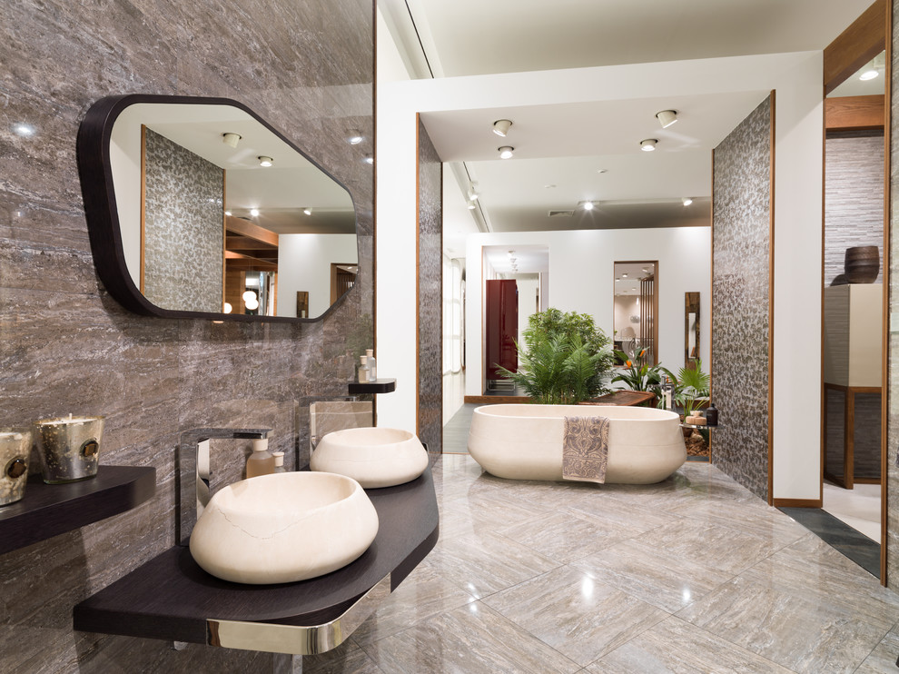 Imagen de cuarto de baño principal contemporáneo grande con bañera exenta, combinación de ducha y bañera, paredes multicolor y lavabo sobreencimera