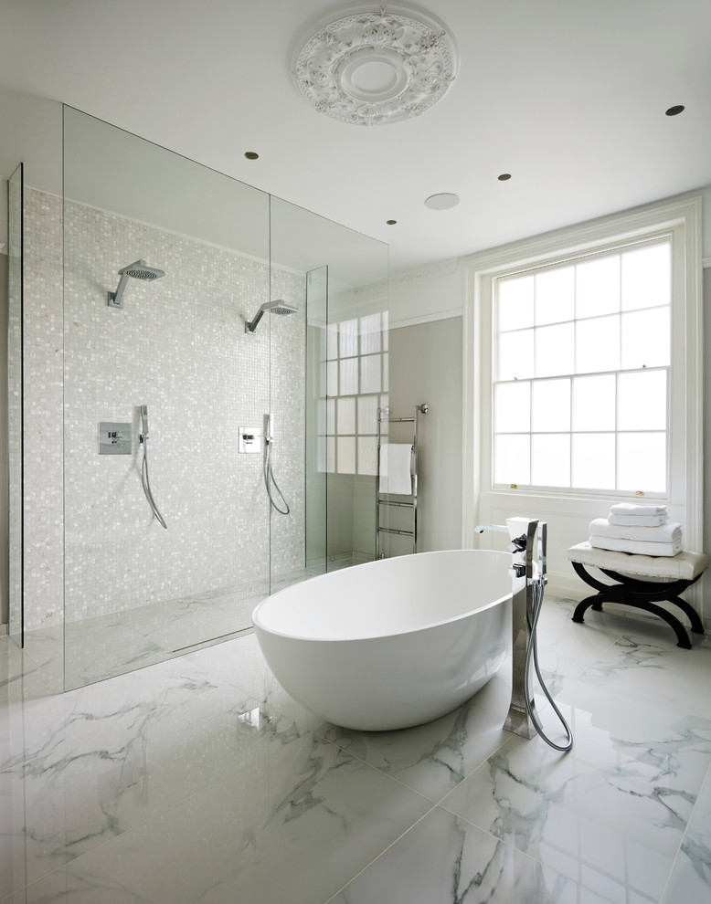 Свежая идея для дизайна: ванная комната в стиле неоклассика (современная классика) с отдельно стоящей ванной, двойным душем, мраморным полом, белой плиткой, плиткой мозаикой и серыми стенами - отличное фото интерьера