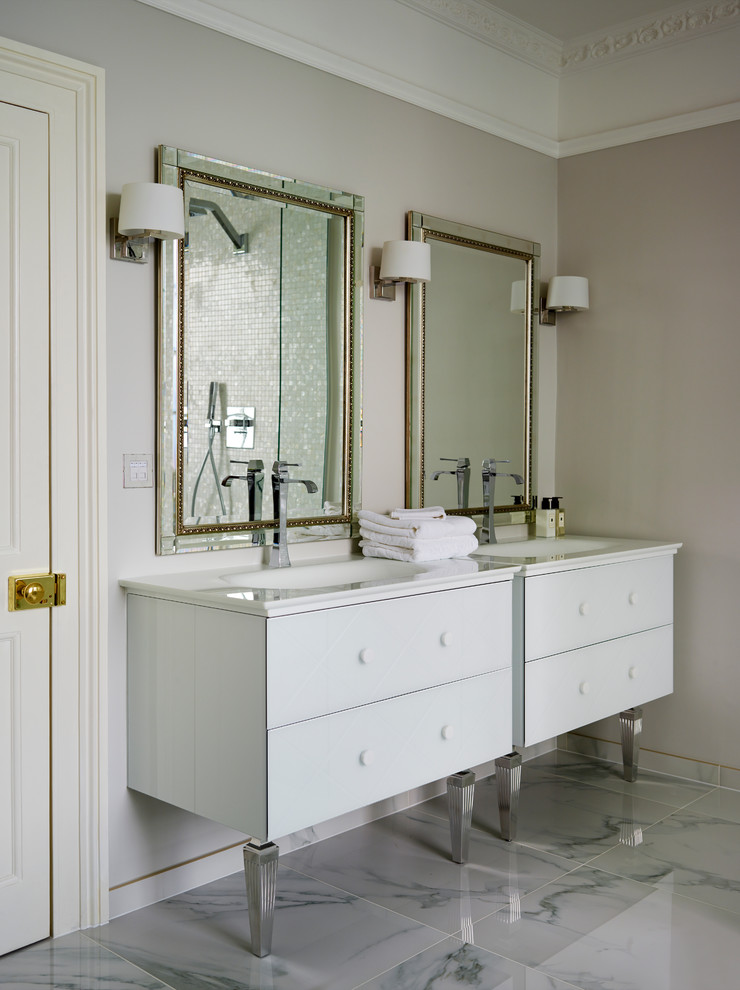 Inspiration för ett vintage badrum, med ett integrerad handfat, vita skåp, grå väggar och släta luckor