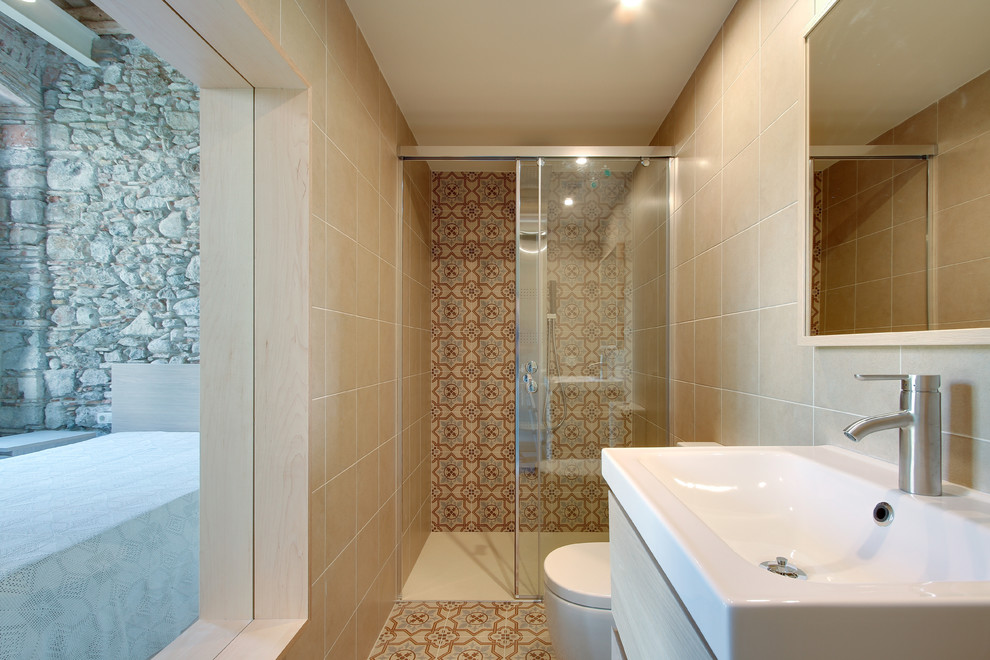 Immagine di una stanza da bagno con doccia classica di medie dimensioni con ante lisce, ante in legno chiaro, doccia alcova, WC a due pezzi, pareti beige, pavimento con piastrelle in ceramica e lavabo integrato