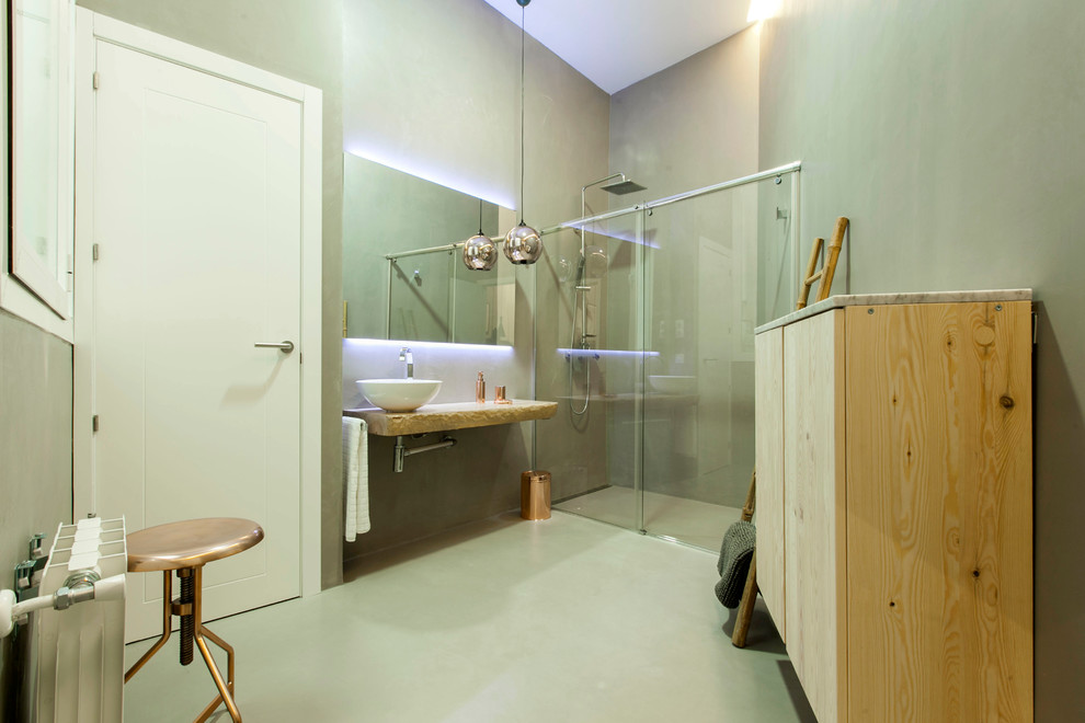 Mittelgroßes Modernes Duschbad mit flächenbündigen Schrankfronten, hellen Holzschränken, Duschnische, grauer Wandfarbe, Betonboden, Aufsatzwaschbecken und Marmor-Waschbecken/Waschtisch in Madrid