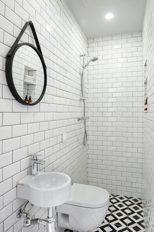Foto de cuarto de baño urbano pequeño con paredes blancas, suelo de baldosas de cerámica y suelo multicolor