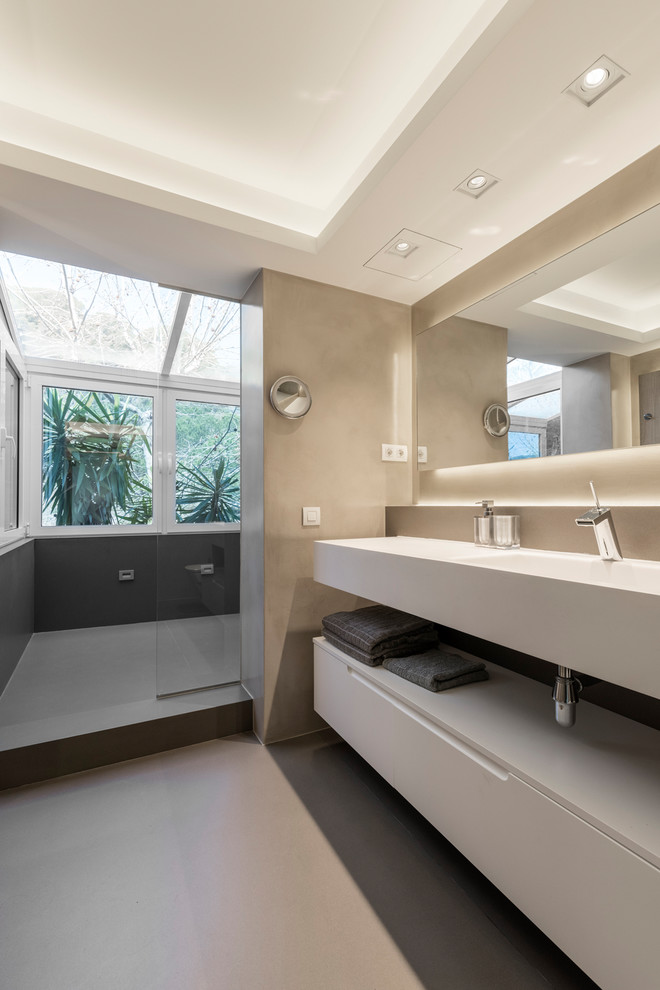 Diseño de cuarto de baño principal contemporáneo grande con armarios con paneles lisos, puertas de armario blancas, ducha abierta y lavabo integrado