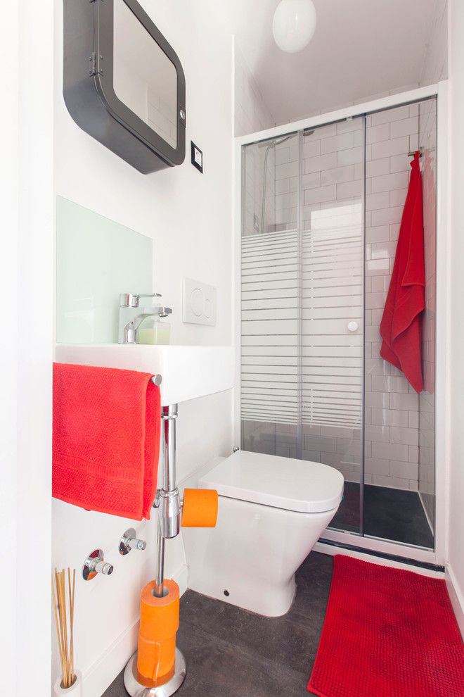На фото: маленькая ванная комната в стиле модернизм с душем в нише, унитазом-моноблоком, белой плиткой, керамической плиткой, белыми стенами, душевой кабиной и подвесной раковиной для на участке и в саду с