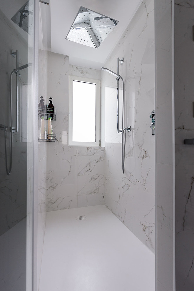 Imagen de cuarto de baño principal clásico renovado de tamaño medio con ducha a ras de suelo, baldosas y/o azulejos blancos, baldosas y/o azulejos de cerámica, paredes blancas y suelo de cemento