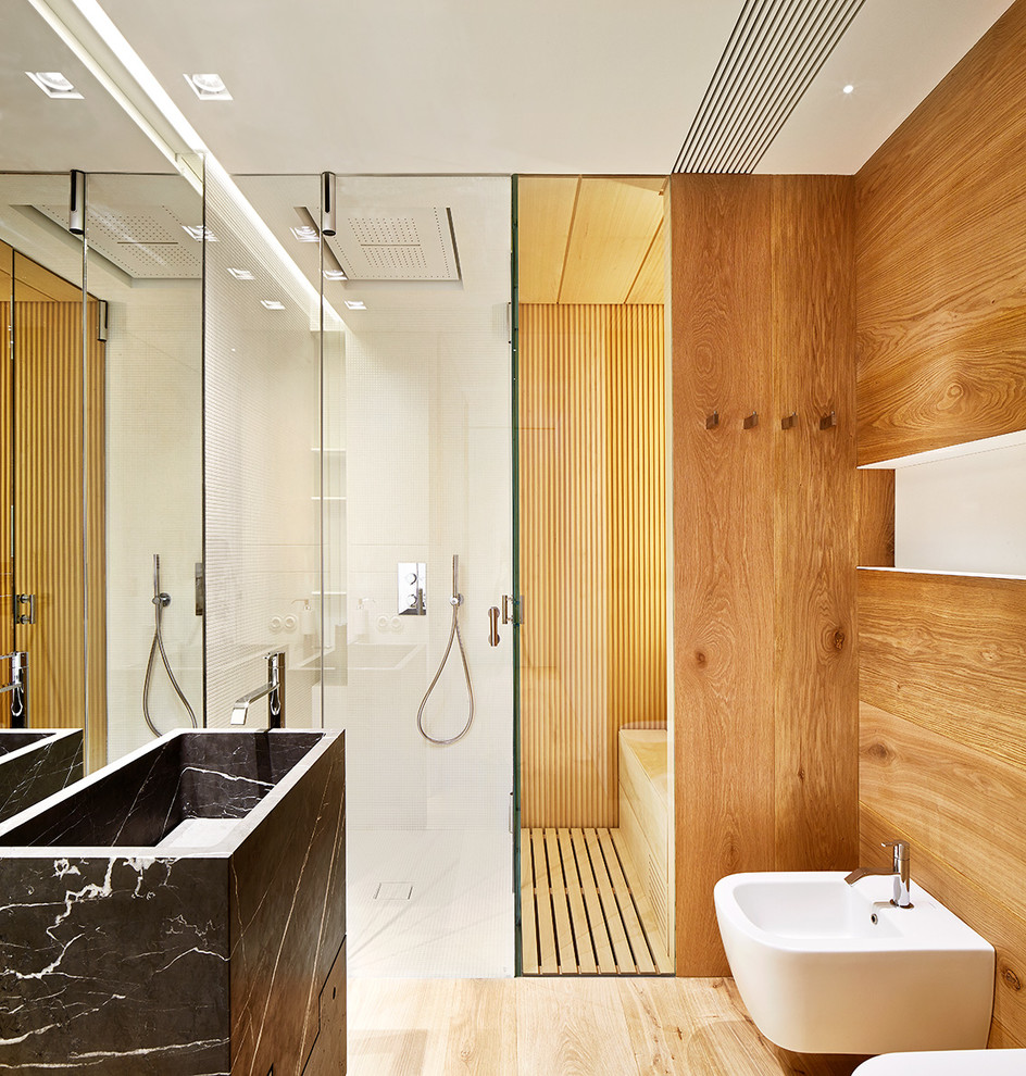 Foto på ett mellanstort funkis bastu, med en kantlös dusch, en bidé, flerfärgade väggar, mellanmörkt trägolv, ett integrerad handfat, beiget golv och dusch med gångjärnsdörr