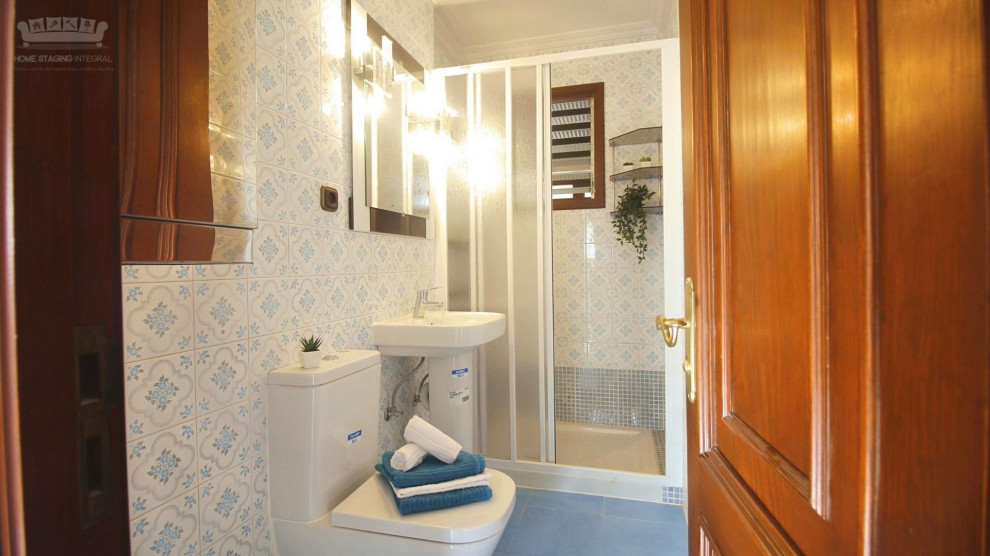 Стильный дизайн: маленький главный совмещенный санузел в скандинавском стиле с белыми фасадами, накладной ванной, душем в нише, раздельным унитазом, керамической плиткой, синими стенами, полом из керамической плитки, раковиной с пьедесталом, синим полом, душем с раздвижными дверями, напольной тумбой и кирпичными стенами для на участке и в саду - последний тренд