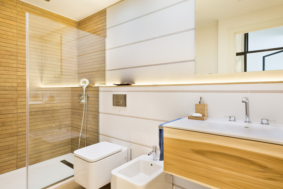 Idéer för stora funkis badrum med dusch, med en kantlös dusch, en bidé, beige kakel, porslinskakel, beige väggar, ljust trägolv, ett integrerad handfat, bänkskiva i onyx, beiget golv och dusch med gångjärnsdörr