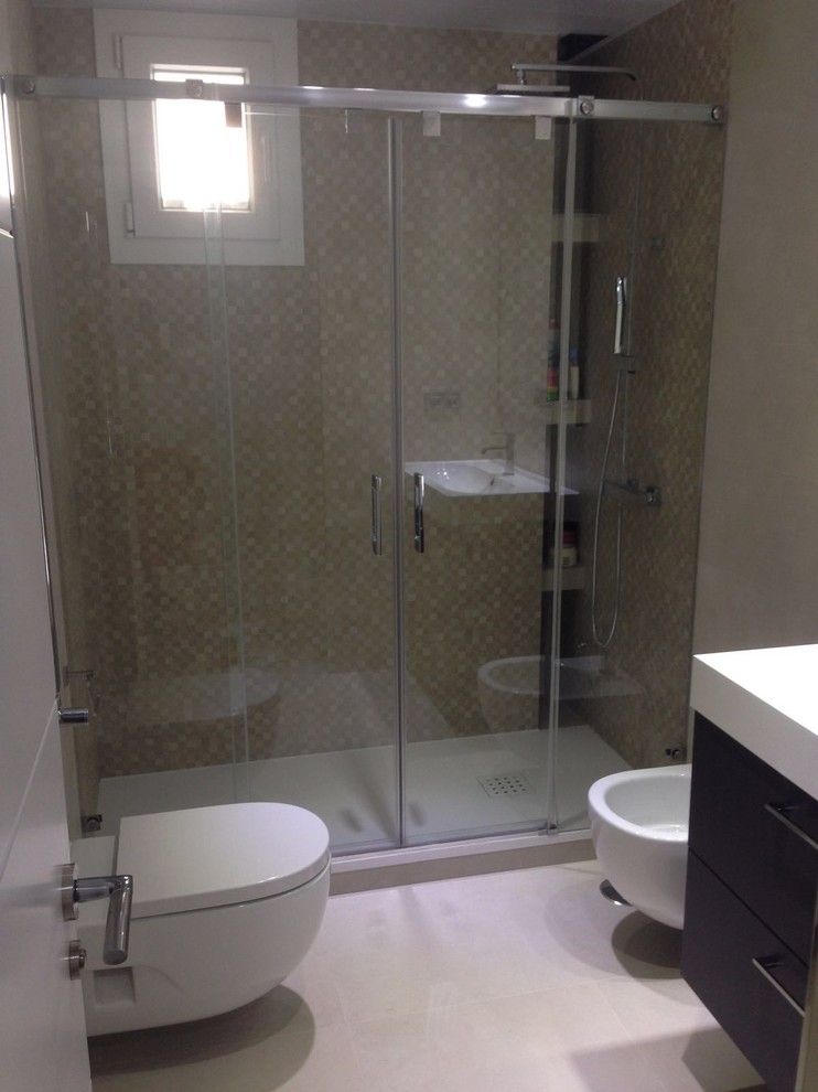 Diseño de cuarto de baño contemporáneo de tamaño medio con armarios con paneles lisos, puertas de armario negras, ducha empotrada, sanitario de pared, aseo y ducha y lavabo integrado